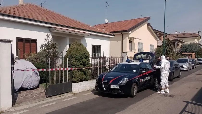 Il cadavere mummificato di una donna di 90 anni, è stato scoperto dai carabinieri sigillato in una cassapanca in un appartamento di Paderno Dugnano (Milano), durante un sopralluogo a seguito del decesso in casa della figlia, avvenuto tre giorni fa, 23 marzo 2023. A quanto emerso la donna, 64 anni, lo avrebbe conservato per continuare a riscuotere la sua pensione. ANSA/CARABINIERI +++ ANSA PROVIDES ACCESS TO THIS HANDOUT PHOTO TO BE USED SOLELY TO ILLUSTRATE NEWS REPORTING OR COMMENTARY ON THE FACTS OR EVENTS DEPICTED IN THIS IMAGE; NO ARCHIVING; NO LICENSING +++ NPK +++