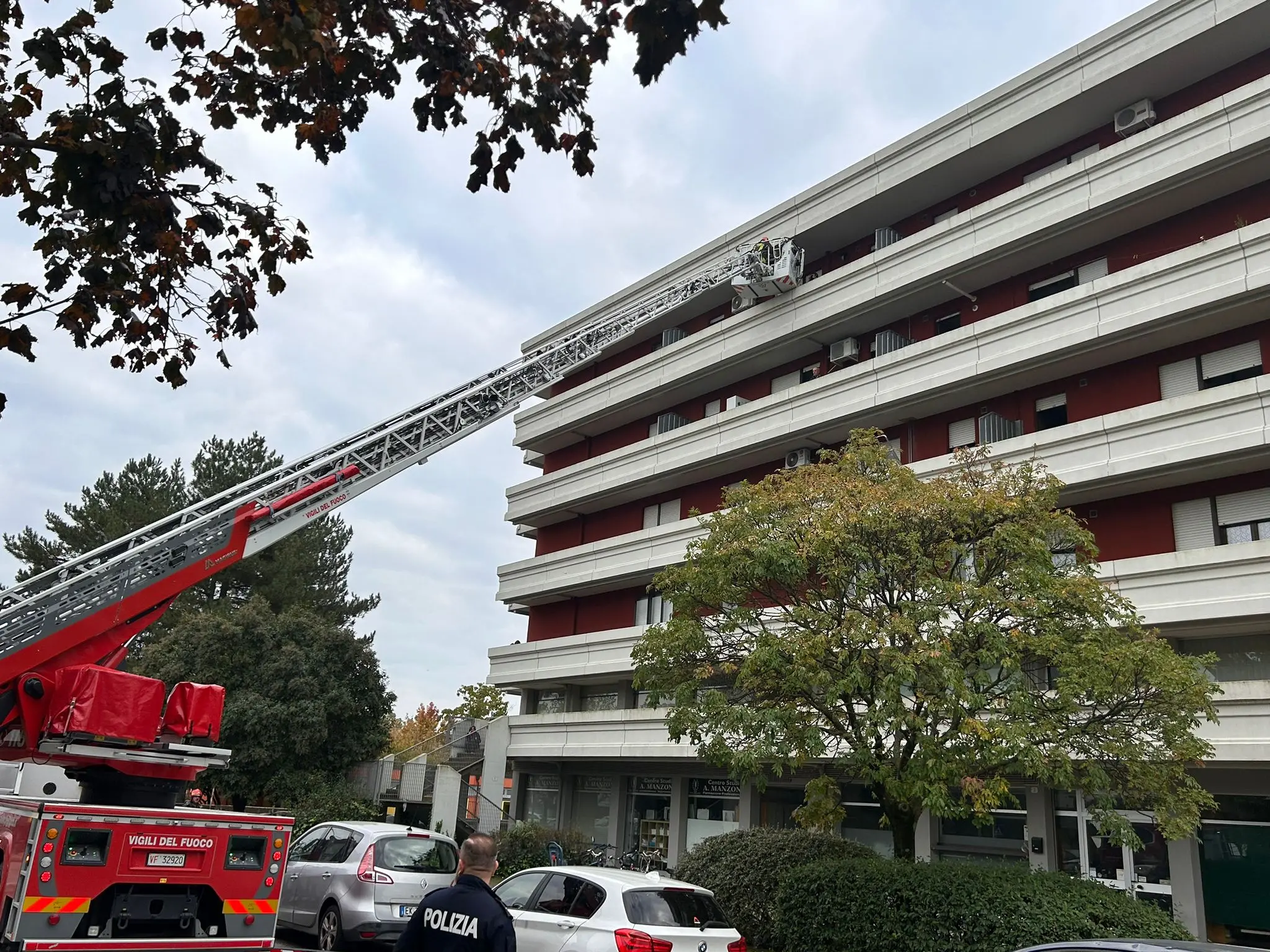 Ben 5 mezzi sono serviti per prestare soccorso ai residenti del condominio di via Pirona, in località Cussignacco (Udine)