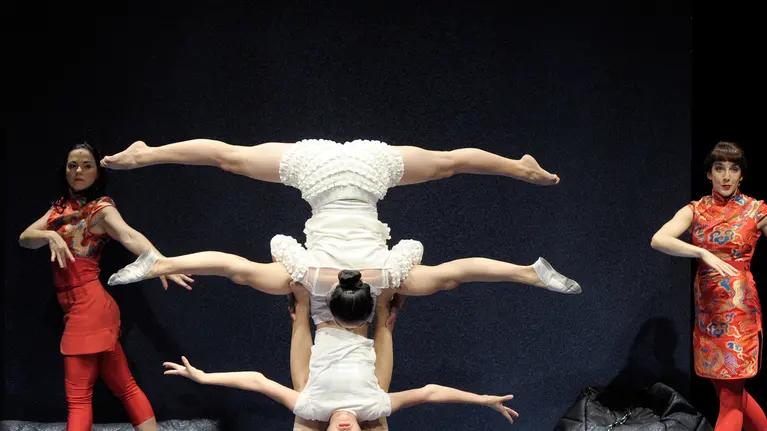 "THE GHOSTS" von Constanza Macras | DorkyPark Uraufführung am: 3.9.2015 in der Schaubühne am Lehniner Platz, Berlin, Regie und Choreographie: Constanza Macras Bühne: Janina Audick, Kostüme: Allie Saunders, Musik: Chico Mello in Kollaboration mit Wu Wei, Jiannan Chen, Fernanda Farah und Yi Liu, von und mit: Emil Bordás, Jiannan Chen, Fernanda Farah, Lu Ge, Yi Liu, Chico Mello, Juliana Neves, Xiaorui Pan, Daisy Phillips, Wu Wei, Huanhuan Zhang, Huimin Zhang, Copyright (C) Thomas Aurin Gleditschstr. 45, D-10781 Berlin Tel.:+49 (0)30 2175 6205 Mobil.:+49 (0)170 2933679 Veröffentlichung nur gegen Honorar zzgl. 7% MWSt. und Belegexemplar Steuer Nr.: 11/18/213/52812, UID Nr.: DE 170 902 977 Commerzbank, BLZ: 810 80 000, Konto-Nr.: 316 030 000 SWIFT-BIC: DRES DE FF 810, IBAN: DE07 81080000 0316030000