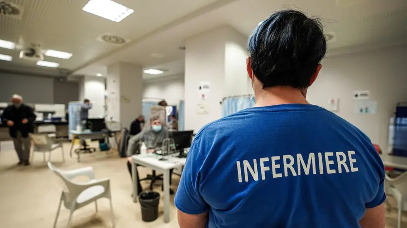 Un'infermiera nel centro vaccinale dell'ospedale San Giovanni Bosco, Torino, 30 dicembre 2022. ANSA/JESSICA PASQUALON (ospedale, generica, simbolica, sanita, sanità, medici, infermieri)