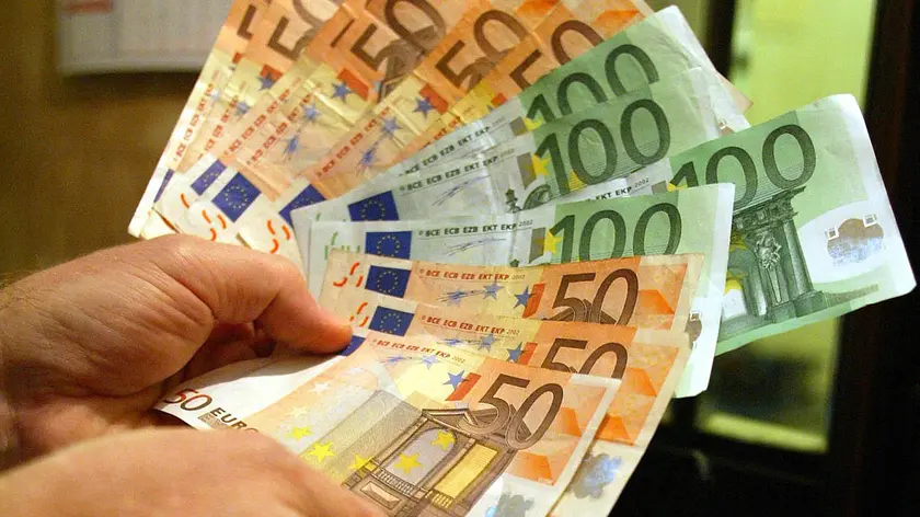 Un uomo tiene in mano alcune banconote di Euro, in una immagine di archivio. Il prodotto interno lordo dell'Italia nel secondo trimestre del 2010 e' aumentato dello 0,4% rispetto al trimestre precedente e dell'1,1% rispetto allo stesso periodo del 2009. Lo comunica l'Istat nella stima preliminare. ANSA/ETTORE FERRARI/DRN