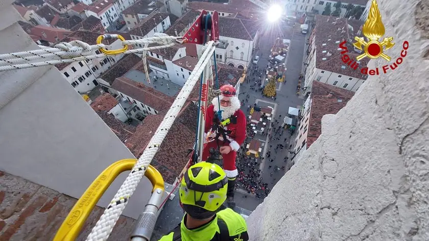 Le prime sequenze della discesa di Babbo Natale dal campanile di San Vito