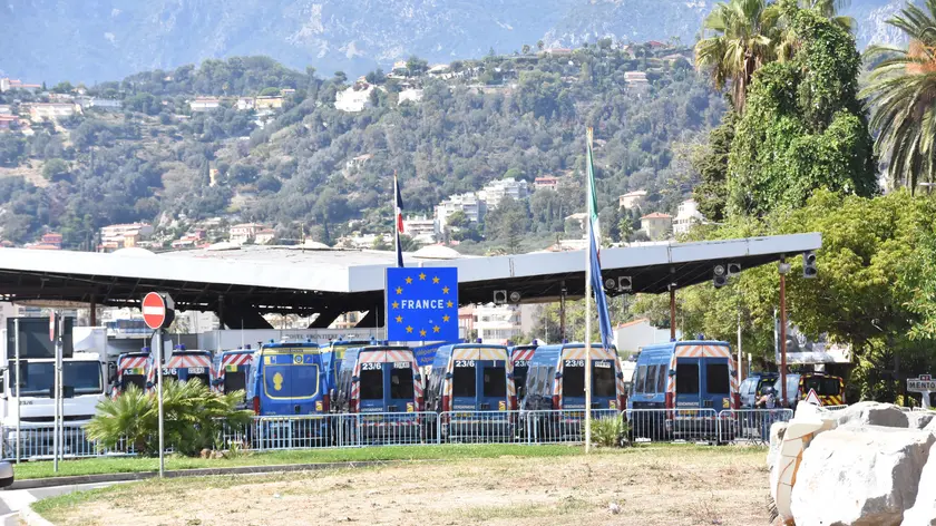 In the morning, a French helicopter, which apparently belongs to the Transalpine Customs, also flew over the area between the Italian-French border of Ponte San Ludovico and the one upstream, of San Luigi, in Ventimiglia where anti-terrorism vehicles were deployed. Monitoring from above could be aimed at controlling any movements of migrants, 19 semtember 2023. ANSA/CARLO ALESSI