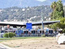 In the morning, a French helicopter, which apparently belongs to the Transalpine Customs, also flew over the area between the Italian-French border of Ponte San Ludovico and the one upstream, of San Luigi, in Ventimiglia where anti-terrorism vehicles were deployed. Monitoring from above could be aimed at controlling any movements of migrants, 19 semtember 2023. ANSA/CARLO ALESSI