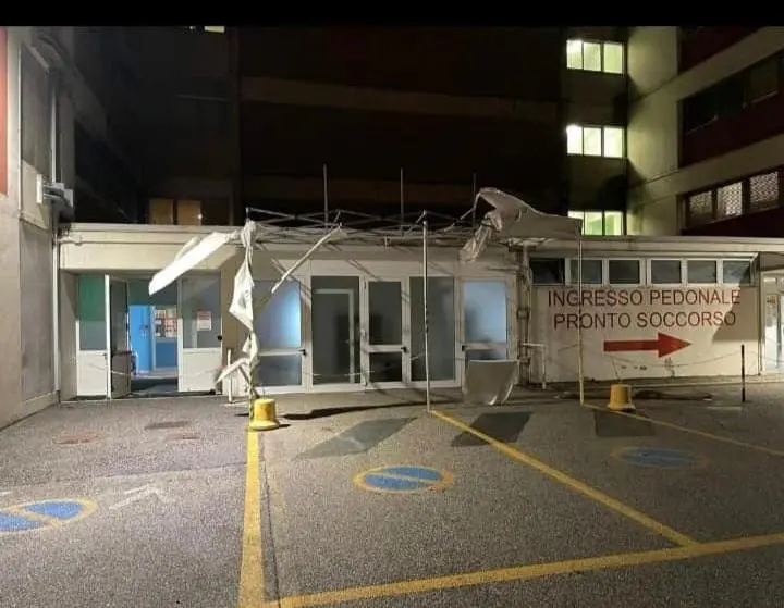 Ingentissimi i danni riportati da Latisana e a Latisanotta. A fare un primo bilancio è sindaco Lanfranco Sette che ha così commentato il maltempo che nella notte tra mercoledì e giovedì si è abbattuto sulla Bassa colpendo in particolar modo la zona di Latisana. Al momento, come riporta il primo cittadino, Via Roma e Via Gaspari si presentano con molti alberi divelti dal parco Gaspari. La situazione peggiore si registra però in via Trieste dove numerose abitazioni sono state scoperchiate e si sono riempite d’acqua. In un caso un tetto è letteralmente volato via planando su alcune auto parcheggiate. La protezione civile è al lavoro con i vigili del fuoco e verranno utilizzati anche i macchinari del Comune per rimuovere i detriti e gli alberi”. Il sindaco raccomanda di evitare, per ora le arterie principali della città. Qui la situazione aggiornata
