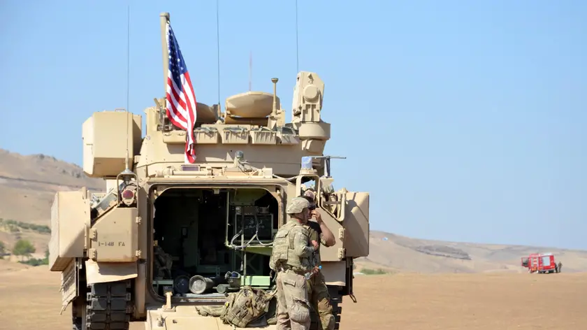 epa10167528 US soldiers take part in Military exercises with Syria democratic forces (SDF) at Dayrik town close to the tri-border between Syria, Iraq, and Turkey in al-Hasakah governorate, northeastern Syria, 07 September 2022. The US-led coalition carried out the first joint military exercise with the Syrian Democratic Forces (SDF) in the border village of Taqil Baqil in Derik district near the tri-border between Syria, Iraq, and Turkey. The SDF said that the maneuver aims to raise the readiness of the SDF and make it ready to repel possible attacks that launched by ISIS cells in the region. EPA/AHMED MARDNLI