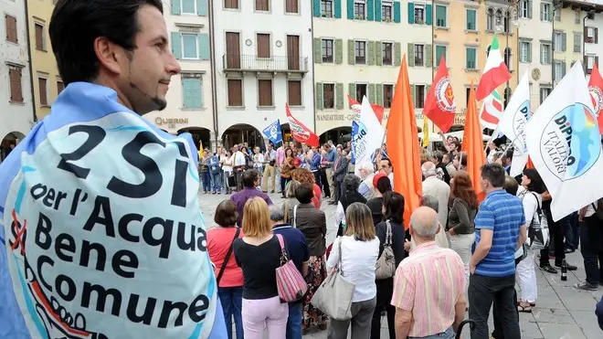 Udine 13 Giugno 2011. I comitati del Si al Referendum festeggiano in Piazza Matteotti. Telefoto Copyright Foto Petrussi/PFP