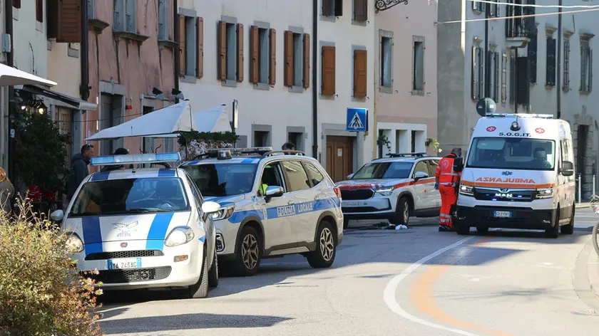L'incidente in via Mantica, vicino alla strisce pedonali (Foto Petrussi)