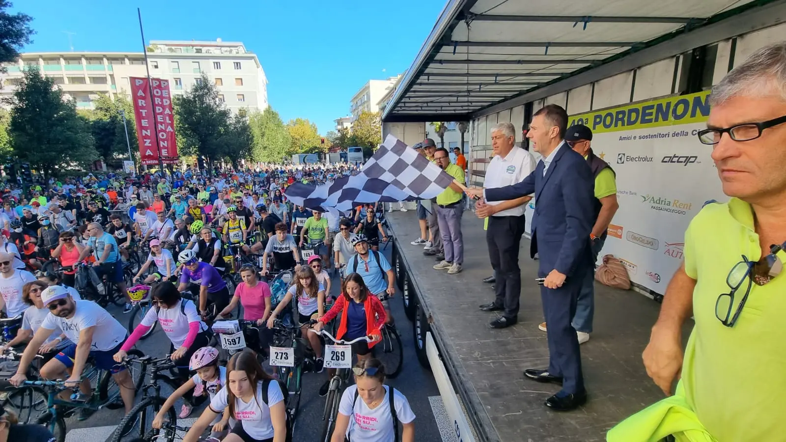 Edizione riuscita, la numero 49, per la Pordenone pedala, sotto un bel sole e con circa 4 mila partecipanti stimati. Il serpentone si è snodato da Pordenone a Porcia, Brugnera, Sacile, con rientro via Fontanafredda a Pordenone. Poi la tradizionale pastasciutta collettiva a Parco Galvani e le premiazioni delle categorie che hanno preso parte all’evento. Soddisfazione per il presidente Luigi Tomadini e lo staff che ha contribuito alla riuscita dell’evento.