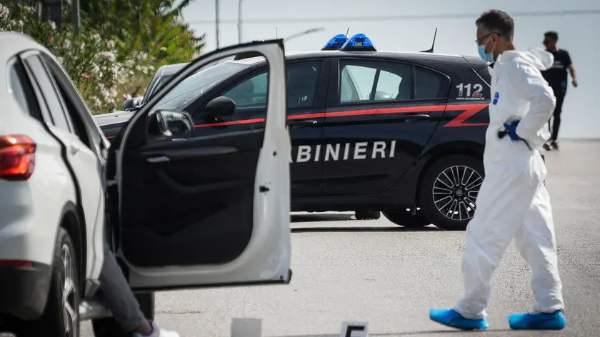 Gli inquirenti sul luogo duplice omicidio avvenuto tra Orta di Atella e Succivo, nei pressi dell'uscita dell'asse mediano, che, secondo una prima ricostruzione, sarebbe stato un vero e proprio agguato, 15 giugno 2024. Le vittime sono due uomini che viaggiavano a bordo di una Bmw bianca. Uno è stato ucciso all'interno dell'abitacolo, l'altro fuori. Sarebbe stato raggiunto dai colpi mentre tentava di fuggire. ANSA / CESARE ABBATE