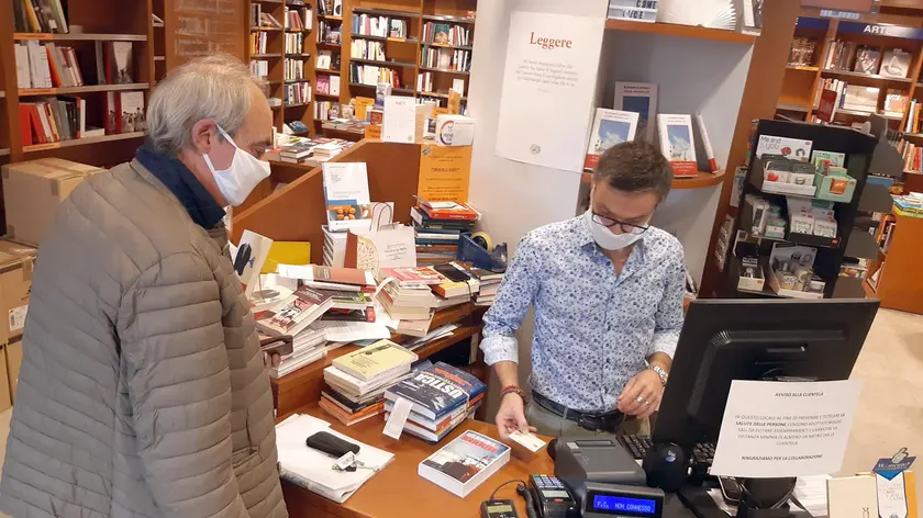 Udine 14 Aprile 2020. Emergenza Coronavirus. Riapertura librerie. Libreria Moderna. © Foto Petrussi.