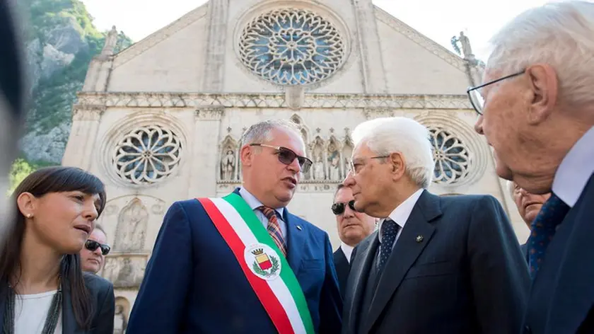 Gemona - Il Presidente della Repubblica Sergio Mattarella dinanzi al Duomo S. Maria Assunta, oggi 6 maggio 2016 (Foto di Paolo Giandotti - Ufficio per la Stampa e la Comunicazione della Presidenza della Repubblica) Petrussi