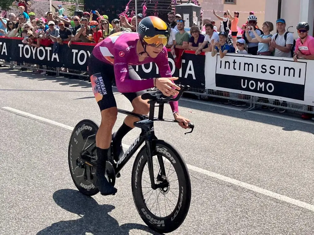 Splende il sole, intanto, in Friuli. Finalmente bel tempo sul Giro inseguito per giorni e giorni dalla pioggia nella sua risalita al Nord; spettacolo fino all’ultimo per una classifica apertissima come non mai. Tantissime le persone sulle strade, a Tarvisio e al Santuario, che applaudono i ciclisti ma soprattutto i due atleti friulani in gara, Alessandro De Marchi e Jonathan Milan, con la sua maglia ciclamino semplicemente passato in 21 tappe da esordiente a eroe acclamato da tutti e protagonista ieri dell’impresa del Giro arrivando in tempo massimo dopo una notte insonne. E poi turisti-tifosi in arrivo da Austria, soprattutto Slovenia per il loro Roglic; telespettatori incollati alle tv da tutto il mondo per assistere al debutto della misteriosa salita del Lussari, musica per le orecchie della Regione (Foto Petrussi)