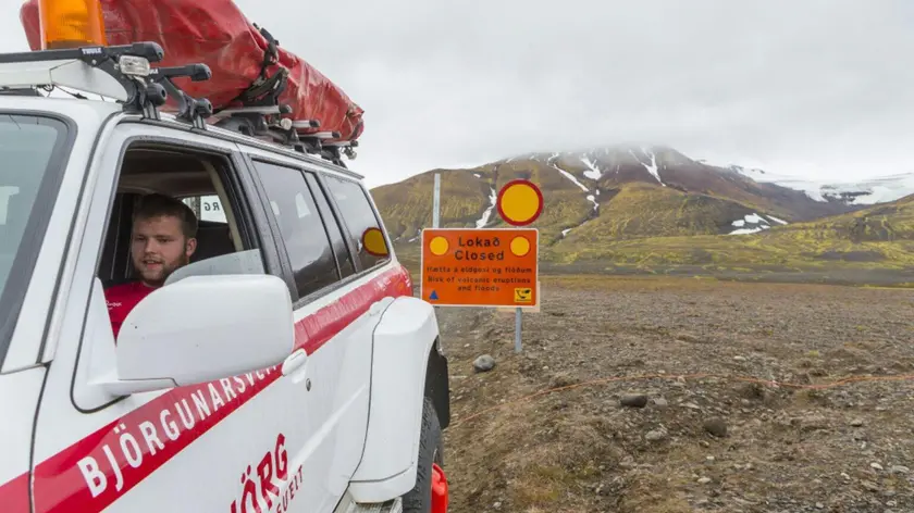 epa04365932 A general view of a road closure to the Vattnajokull glacier the site of the Bardarbunga volcano under the Dyngjujokull ice cap in Iceland, 24 August 2014. Icelandic authorities early 24 August 2014 registered the strongest earthquake so far at the Bardarbunga volcano in the south-east, where activity increased a week ago, and maintained a red alert warning for aviation. The magnitude 5.3 earthquake was the largest seismic activity in the past week, and the largest at Bardarbunga since 1996, geophysicist Gunnar Gudmundsson at the Icelandic Meteorological Office reported. EPA/VILHELM GUNNARSSON / FRETABLADID ICELAND OUT EDITORIAL USE ONLY/NO SALES