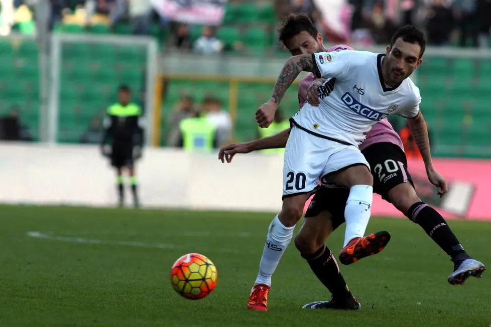 Udinese Francesco Lodi fights for the ball with Palermo Franco Vazquez during the Serie A soccer match Palermo vs Udinese at Renzo Barbera stadium in Palermo, 24 Jamuary 2016. ANSA/CORRADO LANNINO