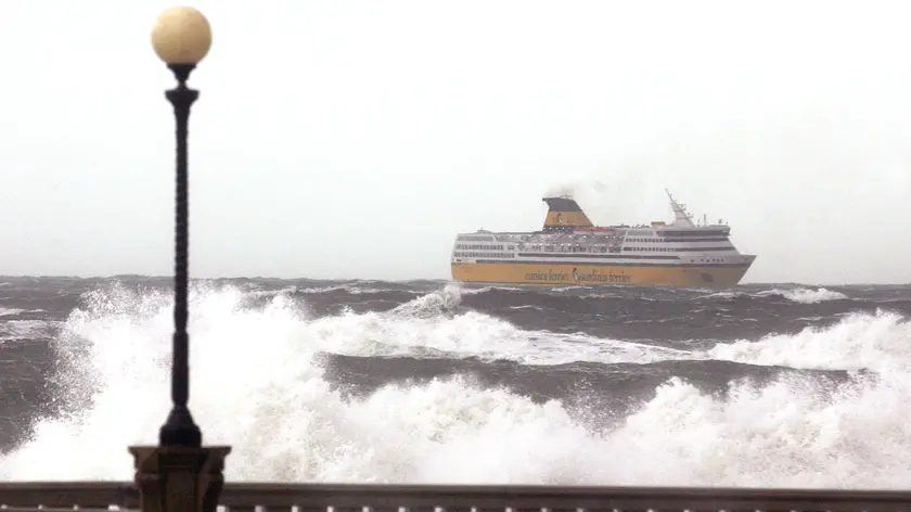 LIVORNO 24 GENNAIO 2007- MARE MOSSO A LIVORNO PER IL FORTE VENTO, LE ONDE METTONO IN DIFFICOLTA' UN TRAGHETTO IN RADAR A LIVORNO.FRANCO SILVI/ANSA