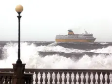 LIVORNO 24 GENNAIO 2007- MARE MOSSO A LIVORNO PER IL FORTE VENTO, LE ONDE METTONO IN DIFFICOLTA' UN TRAGHETTO IN RADAR A LIVORNO.FRANCO SILVI/ANSA