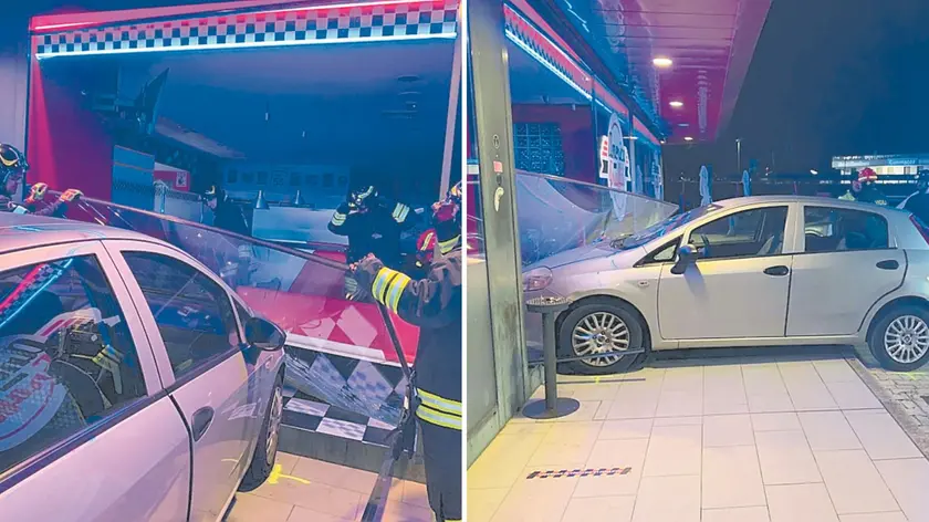 La Fiat Punto condotta da una giovane veneta ha sfondato la vetrata del diner in via Prasecco (foto Ambrosio / Petrussi)