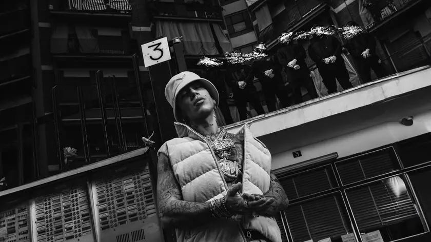 Sfera Ebbasta, pseudonimo di Gionata Boschetti, è considerato il re della Trap italiana: inizierà il suo tour 2024 da Lignano