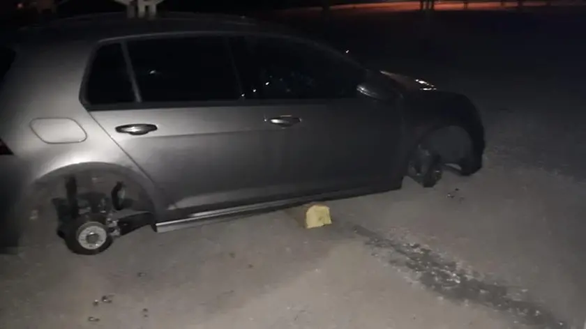 L'auto priva di pneumatici e cerchioni (Foto tratta dal profilo Fb "Sei Manzano se...")