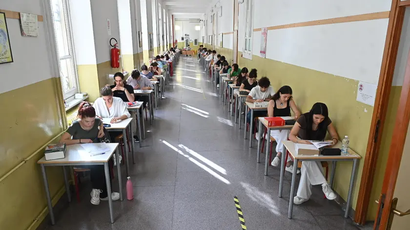 Esame di maturità presso il liceo Alfieri di Torino, 21 giugno 2023. Da stamattina oltre 536.000 studenti saranno alle prese in Italia con gli esami di Maturità. E quest'anno si torna alla formula pre-Covid, con due scritti e un colloquio. Oggi si parte con la prima prova, quella di Italiano. ANSA/ALESSANDRO DI MARCO Final exam at the Alfieri high school in Turin, 21 June 2023. From this morning over 536,000 students in Italy will be grappling with the final exams. And this year we return to the pre-Covid formula, with two writings and an interview. Today we start with the first test, that of Italian. ANSA/ALESSANDRO DI MARCO