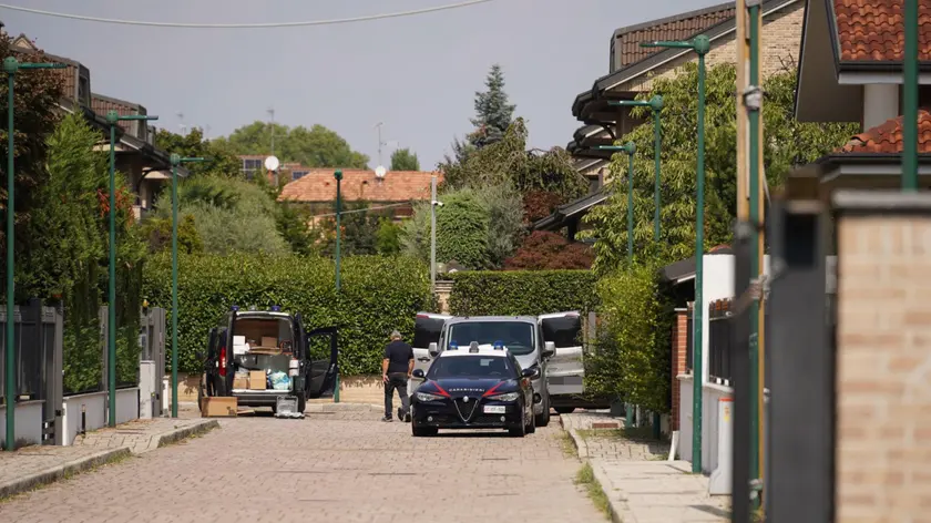 Inquirenti al lavoro dopo il triplice omicidio a Paderno Dugnano, 01 settembre 2024. "Ho ucciso mio papà, venite": è quanto ha detto al 112 il ragazzo di 17 anni, unico sopravvissuto della strage in famiglia avvenuta nella notte a Paderno Dugnano (Milano). Il ragazzo ha spiegato di essere entrato in camera del fratello di 12 anni e di aver visto il padre seduto su una sedia con il coltello accanto e i corpi del fratellino nel suo letto e la madre a terra. A quel punto avrebbe preso il coltello e avrebbe pugnalato a morte il padre. ANSA/YURI LAUDADIO