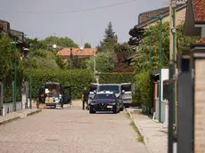 Inquirenti al lavoro dopo il triplice omicidio a Paderno Dugnano, 01 settembre 2024. "Ho ucciso mio papà, venite": è quanto ha detto al 112 il ragazzo di 17 anni, unico sopravvissuto della strage in famiglia avvenuta nella notte a Paderno Dugnano (Milano). Il ragazzo ha spiegato di essere entrato in camera del fratello di 12 anni e di aver visto il padre seduto su una sedia con il coltello accanto e i corpi del fratellino nel suo letto e la madre a terra. A quel punto avrebbe preso il coltello e avrebbe pugnalato a morte il padre. ANSA/YURI LAUDADIO