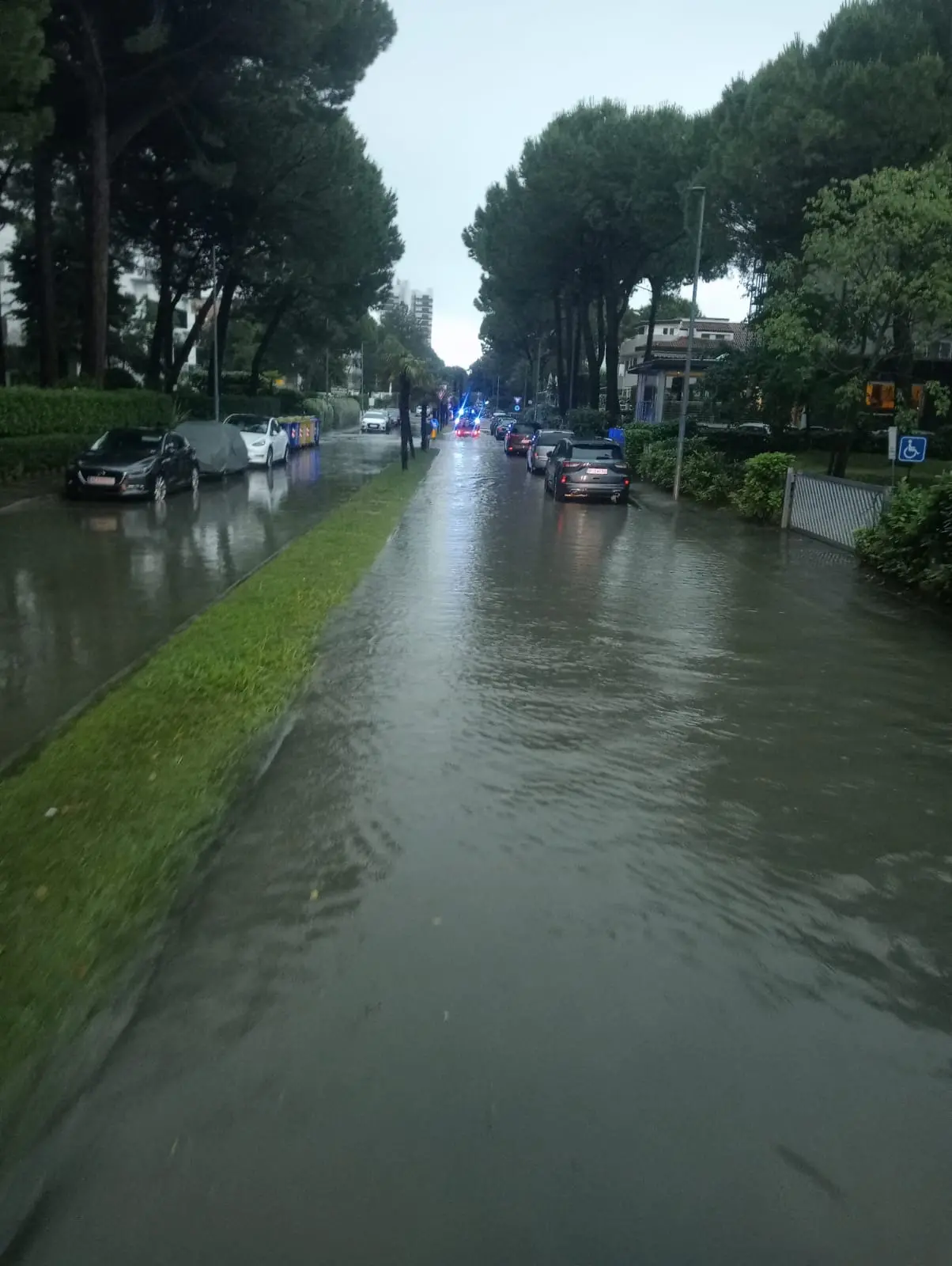 Una bomba d'acqua si è abbattuta nelle prime ore di venerdì mattina a Lignano: la località balneare è finita sott'acqua. Sono stati attivati 28 volontari con 9 automezzi per la gestione delle problematiche conseguenti all’evento meteo e il monitoraggio del territorio