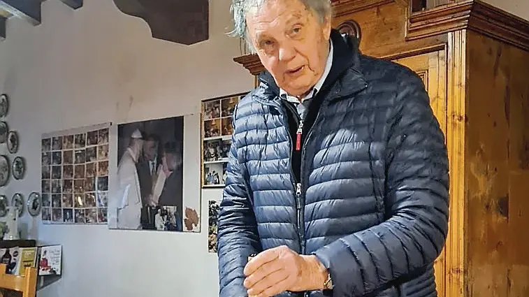 Un'immagine di Emilio Bulfon tra calici e bottiglie
