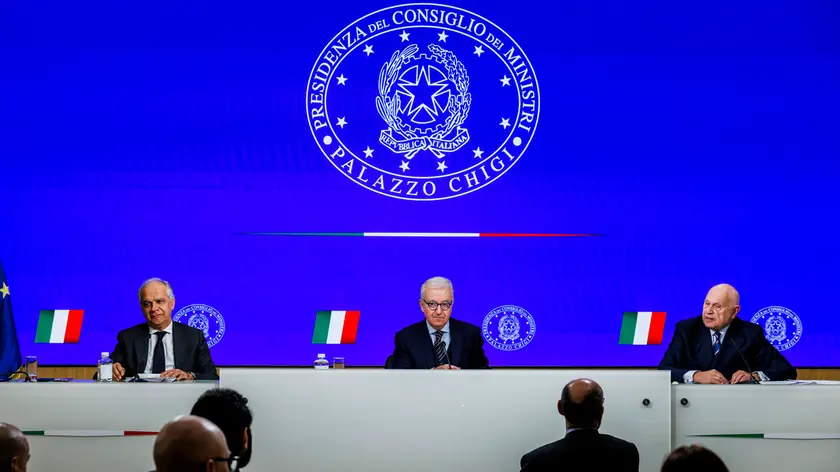 Conferenza stampa al termine del Consiglio dei Ministri del 22 ottobre. Nella foto Matteo Piantedosi, Alfredo Mantovano, Carlo Nordio