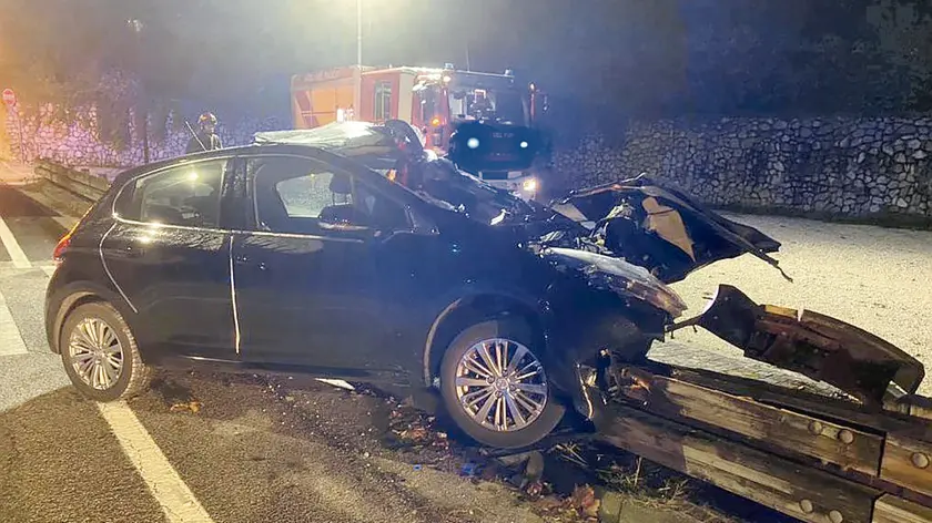 L'auto danneggiata dopo l'impatto con il guardrail a Trasaghis