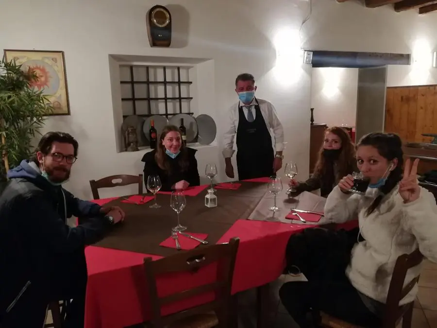 Il primo tavolo servito dopo mezzanotte alla pizzeria Da Re di via Bertaldia a Udine
