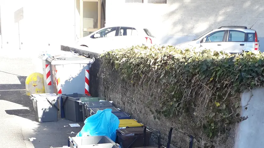 Bidoncini abbandonati in via San Rocco (foto d'archivio)
