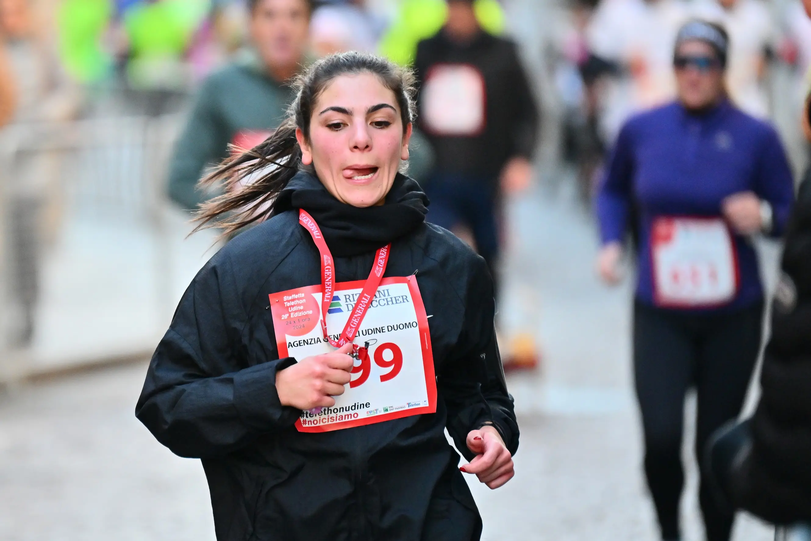 La 26esima edizione della Staffetta Telethon ha visto Udine animata da 870 squadre, per un totale di oltre 22mila partecipanti, tra cui 1.500 studenti. L'evento, che si è svolto dal 30 novembre al 1 dicembre, ha battuto un nuovo record di solidarietà, con la speranza di superare i 320mila euro di donazioni per la ricerca sulle malattie genetiche rare. Molti sportivi, tra cui il campione paralimpico Antonio Fantin, hanno preso parte all'iniziativa, insieme a tanti altri volontari e partecipanti, che hanno corso su un percorso di 1.920 metri nel cuore della città. Un grande successo, che ha coinvolto anche diverse associazioni e realtà locali. Foto Petrussi