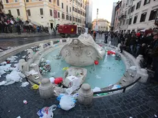 La fontana di Piazza Spagna presa d'assalto dai tifosi del Feyenoord, Roma, 19 febbraio 2015. ANSA/VINCENZO TERSIGNI