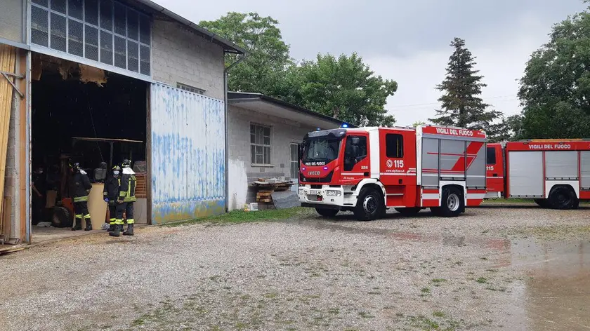 I vigili del fuoco all'esterno del capannone dove si è verificato l'incidente
