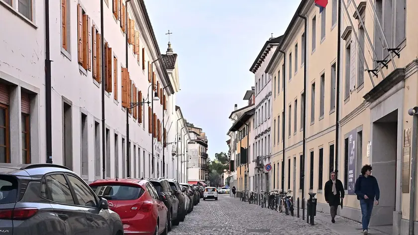 Anche in via Tomadini saranno creati degli stalli blu riservati ai residenti che oggi parcheggiano in strada liberamente (foto Petrussi)