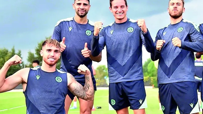 Capitan Thauvin, con ai fianchi Giannetti, inginocchiato Bravo