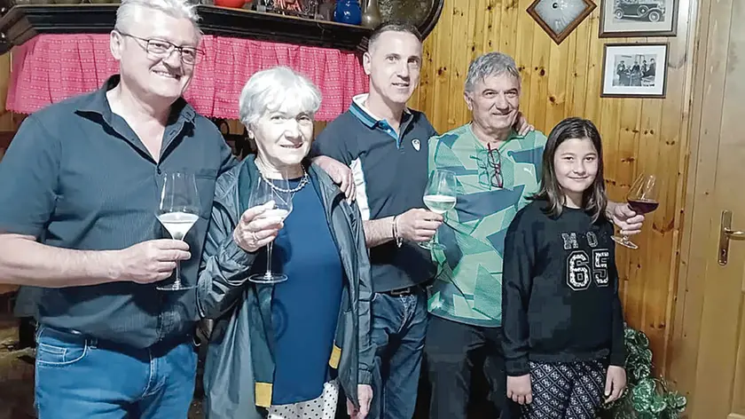 Fabio D’Andrea (primo da sinistra) brinda al sesto mandato con i componenti della giunta uscente