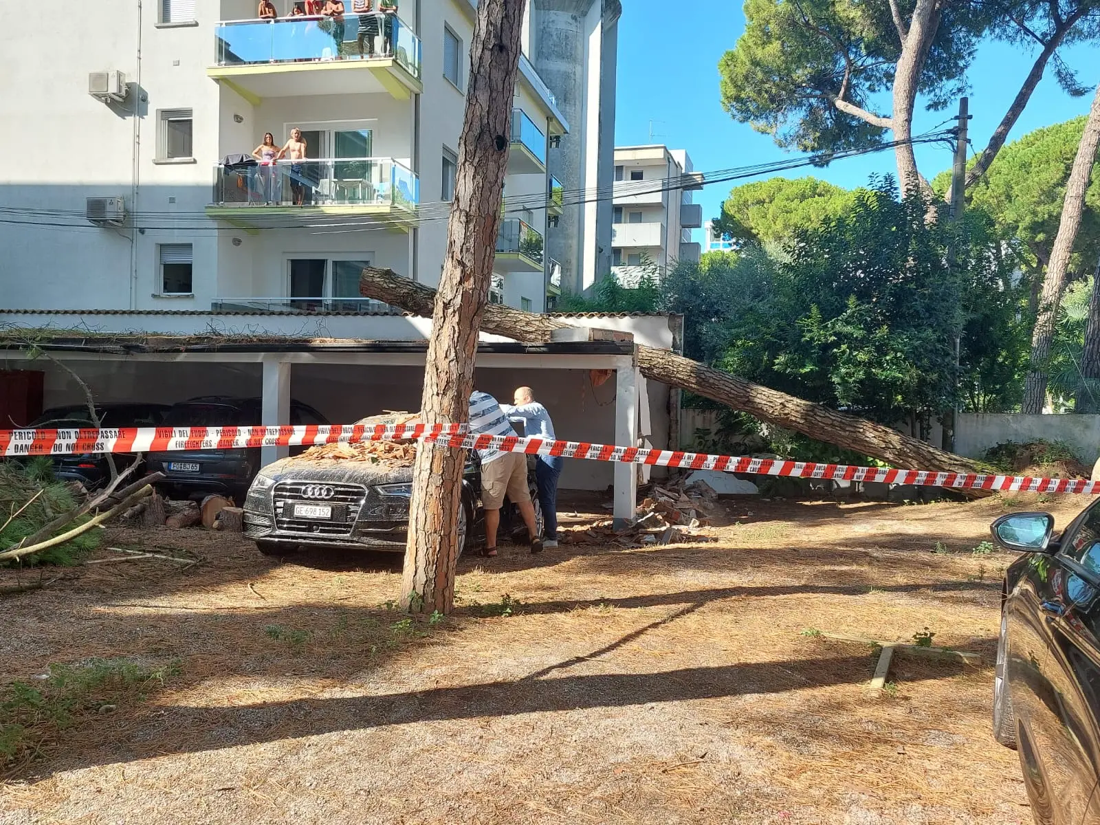 Alberi sradicati dalle forti raffiche di vento, pali dell’illuminazione pubblica piombati in mezzo alle strade con inevitabili problemi alla viabilità, cartelli stradali divelti, giardini e scantinati allagati, alcuni momentanei blackout e anche tre incendi causati dai fulmini. L’ondata di maltempo che ha colpito la regione nella prima serata di giovedì 1 agosto ha causato danni in diversi comuni della provincia di Udine. Tra questi c'è Lignano dove un albero si è spezzato ed è finito sopra l'hotel Campana d'Oro