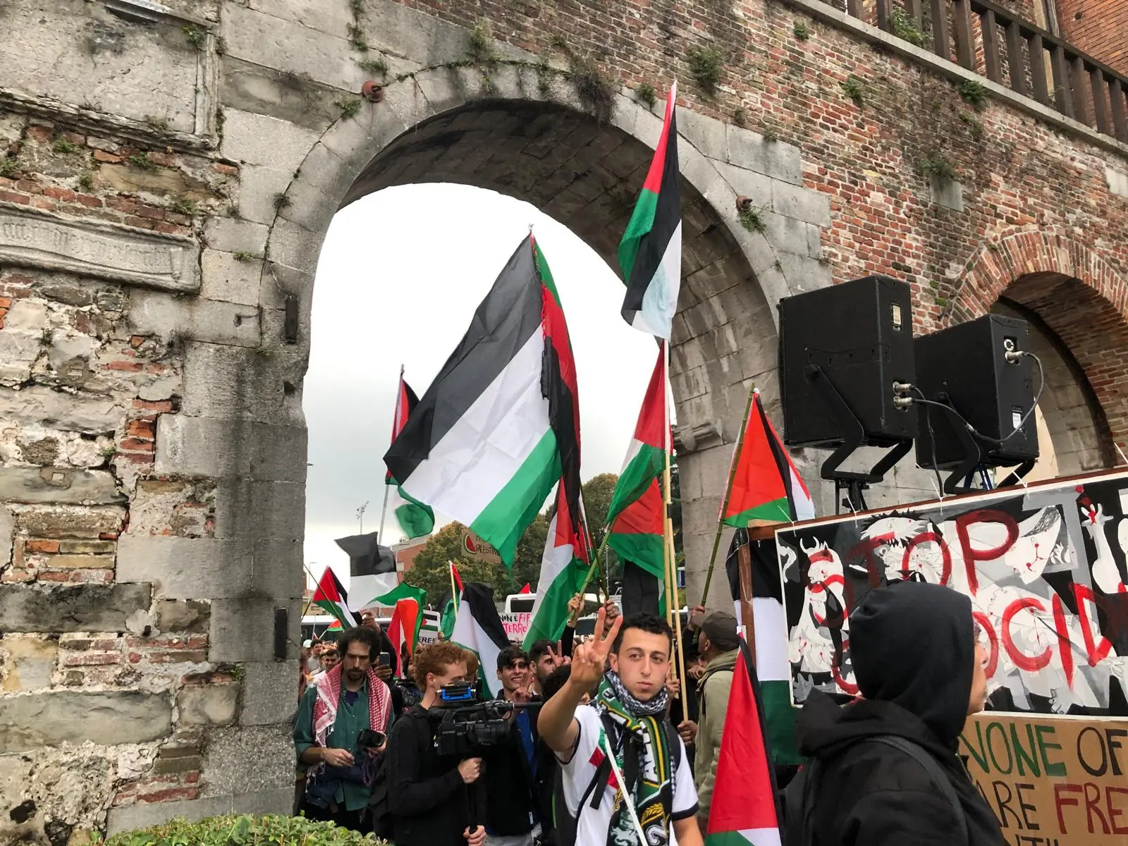 Sono più di 1500, secondo una prima stima delle forze dell'ordine, le persone che stanno partecipando al corteo pro-Palestina partito da piazza della Repubblica e diretto in piazza XX Settembre a Udine. Prima della partenza un minuto di silenzio per le vittime della guerra Foto Edoardo Di Salvo e Giacomina Pellizzari