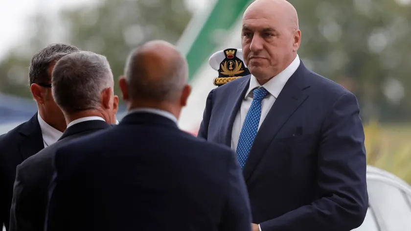 Il ministro della Difesa Guido Crosetto durante la cerimonia di bentornato alla pattuglia acrobatica delle Frecce Tricolori dell'Aeronautica Militare Italiana dal tour in Nord America, presso la base aerea di Istrana,Treviso, 12 settembre 2024. ANSA/GIUSEPPE LAMI /////////// Italian Minister of Defence Guido Crosetto during the welcome back ceremony of the Frecce Tricolori aerobatic team of the Italian Air Force from their tour in North America, at the Istrana air base, Treviso, in Italy, 12 September 2024. ANSA/GIUSEPPE LAMI