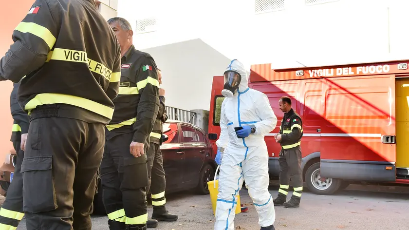 I vigili del fuoco con il Nucleo batteriologico chimico radioattivo di Trieste e i carabinieri con il Nucleo batteriologico della Compagnia di Udine alla scuola Fermi per il ritrovamento di una busta con polvere bianca © Foto Petrussi