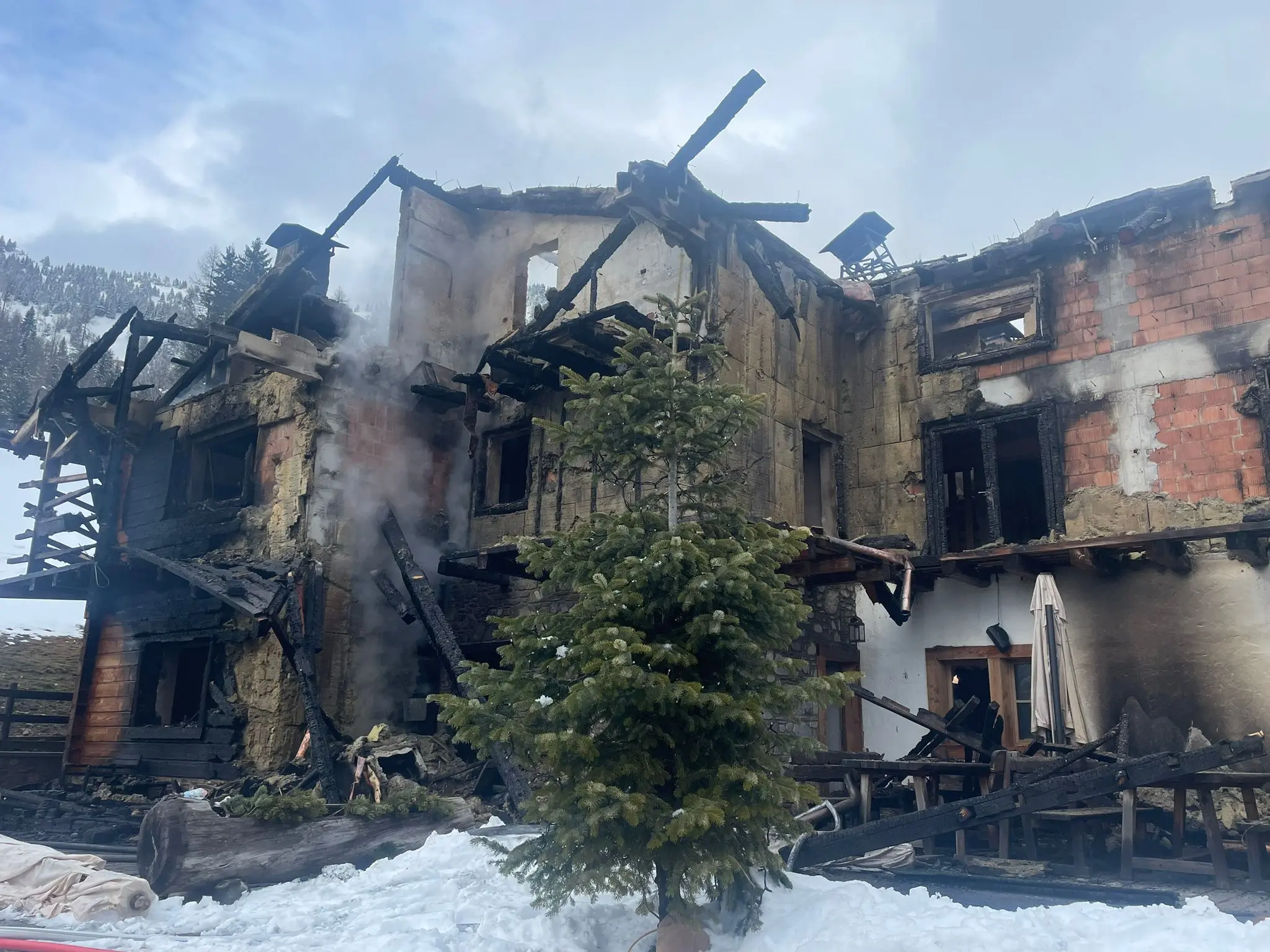 Un grosso incendio divampato poco prima delle 23 di lunedì 23 gennaio, a Sauris, ha completamente distrutto l'albergo Borgo Eibn Mountain Lodge in località Ander Eibn, a Sauris. La struttura alberghiera, di recente costruzione, è stata letteralmente ridotta a un cumulo di macerie fumanti. A dare l'allarme per primo è stato il sindaco, Ermes Petris.