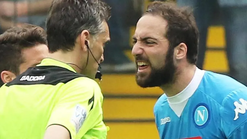 Napoli's Gonzalo Higuain argues with referee Massimiliano Irrati during the Italian Serie A soccer match Udinese Calcio vs SSC Napoli at Friuli stadium in Udine, Italy, 03 April 2016. ANSA/LANCIA