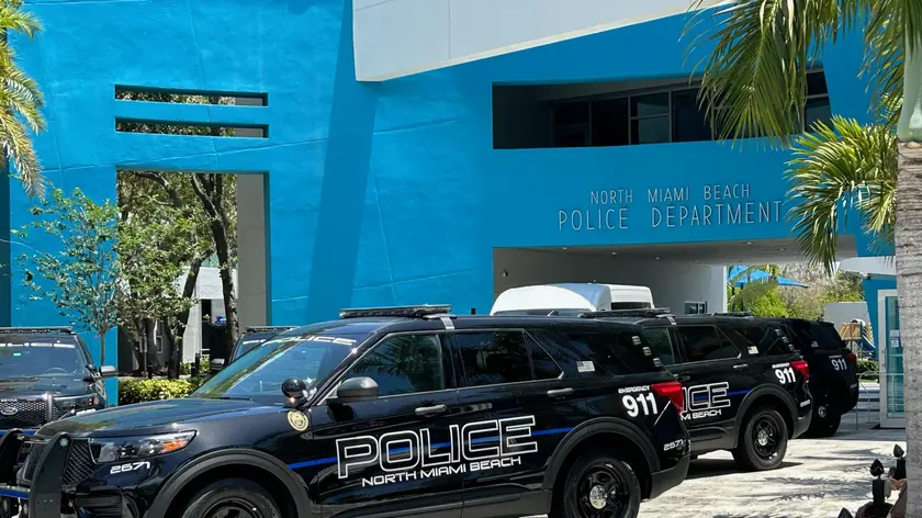 Il dipartimento di polizia di Miami, 06 maggio 2024. Matteo Falcinelli, 25enne di Spoleto, è stato vittima di un violento trattamento della polizia di Miami dopo l'arresto, "Tutto è successo perché chiedeva di riavere i suoi due telefoni smarriti in quel locale", dice la donna. Dopo essere uscito dal Dean's Gold, uno strip club di Miami, intorno alle tre e mezza, Matteo aveva cercato di rientrare trovando il muro dei buttafuori e per tre volte ha chiesto dei suoi cellulari, fin quando uno degli addetti alla sicurezza ha chiamato la polizia. Una volta sul posto gli agenti gli hanno detto di tornare a casa ma il giovane continuava a replicare a quegli avvertimenti perchè voleva i suoi cellulari: è bastato sfiorare un agente in un gesto forse inconsapevole per finire a terra come un criminale da immobilizzare, ha detto la madre, Vlasta Studenicova. ANSA / Serena Di Ronza