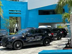 Il dipartimento di polizia di Miami, 06 maggio 2024. Matteo Falcinelli, 25enne di Spoleto, è stato vittima di un violento trattamento della polizia di Miami dopo l'arresto, "Tutto è successo perché chiedeva di riavere i suoi due telefoni smarriti in quel locale", dice la donna. Dopo essere uscito dal Dean's Gold, uno strip club di Miami, intorno alle tre e mezza, Matteo aveva cercato di rientrare trovando il muro dei buttafuori e per tre volte ha chiesto dei suoi cellulari, fin quando uno degli addetti alla sicurezza ha chiamato la polizia. Una volta sul posto gli agenti gli hanno detto di tornare a casa ma il giovane continuava a replicare a quegli avvertimenti perchè voleva i suoi cellulari: è bastato sfiorare un agente in un gesto forse inconsapevole per finire a terra come un criminale da immobilizzare, ha detto la madre, Vlasta Studenicova. ANSA / Serena Di Ronza