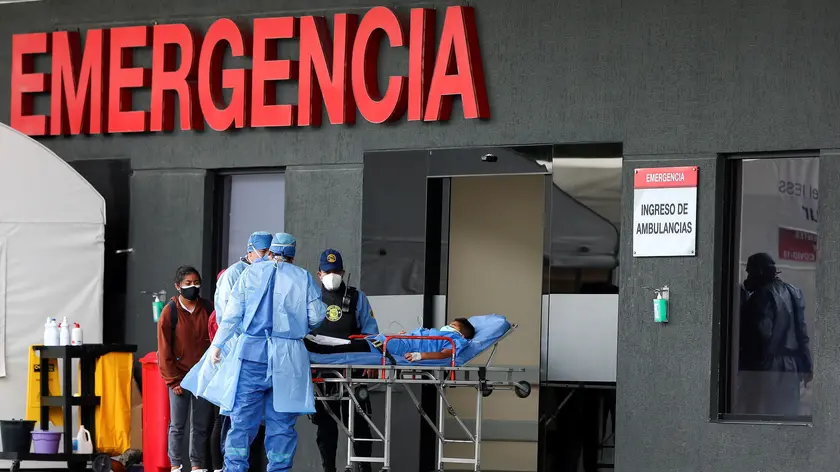 epa09105649 View of the entrance of the emergency unit with covid-19 patients of the Iess del Sur hospital today in Quito, Ecuador 29 March 2021. Authorities warned of a possible collapse in the care units of the Iess del Sur hospital, one of the most important in the Ecuadorian capital for cases of covid-19 due to the saturation of patients due to the rise of contagion in the city. EPA/Jose Jacome