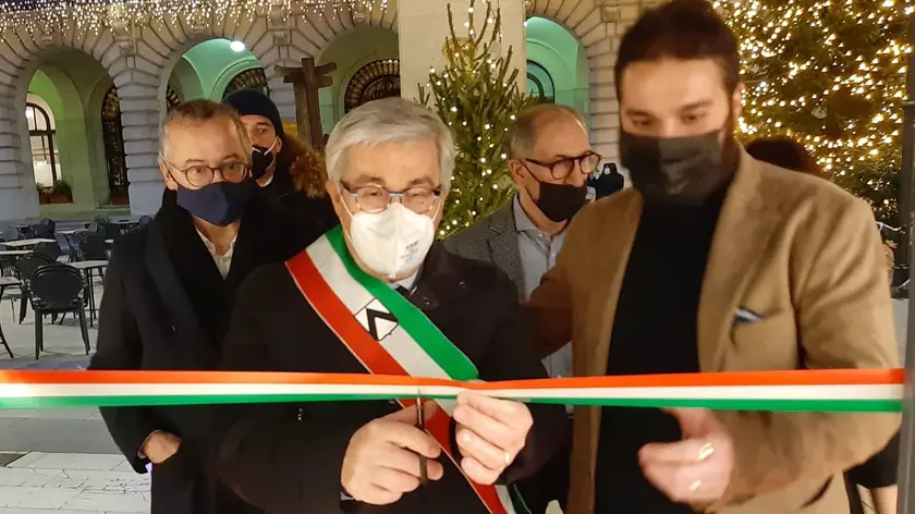 Il sindaco Fontanini con il titolare del bar Duscino
