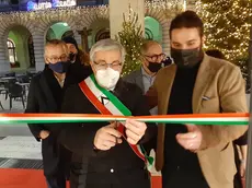 Il sindaco Fontanini con il titolare del bar Duscino